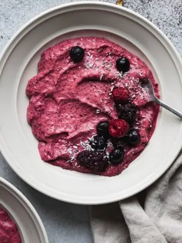 keto berry smoothie bowl with toppings