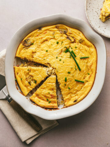A keto crustless cottage cheese quiche in a pie dish.
