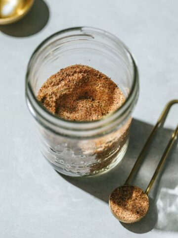 A mason jar with keto bbq rub.
