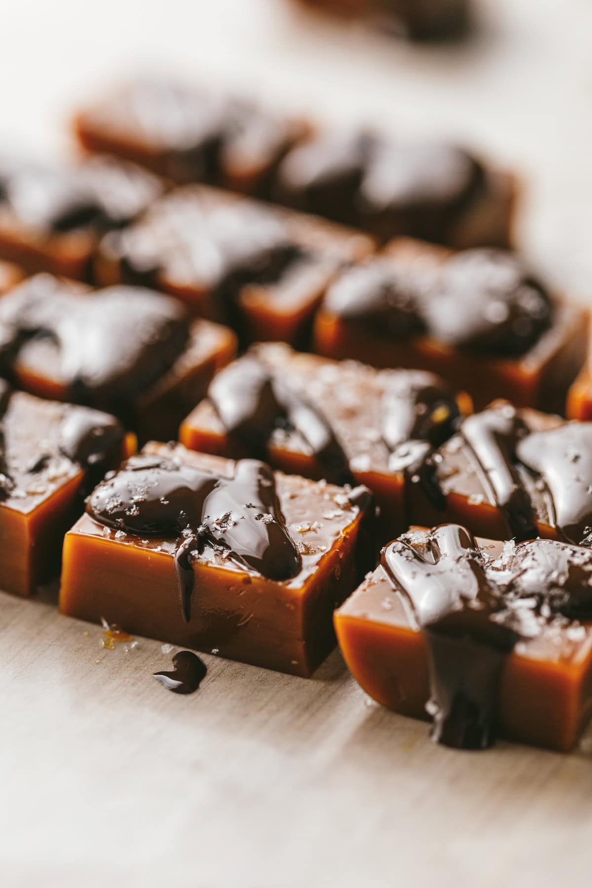 Squares of sugar-free caramels with chocolate drizzled on top.