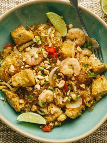 Keto pad thai with kelp noodles in a turquoise serving dish.