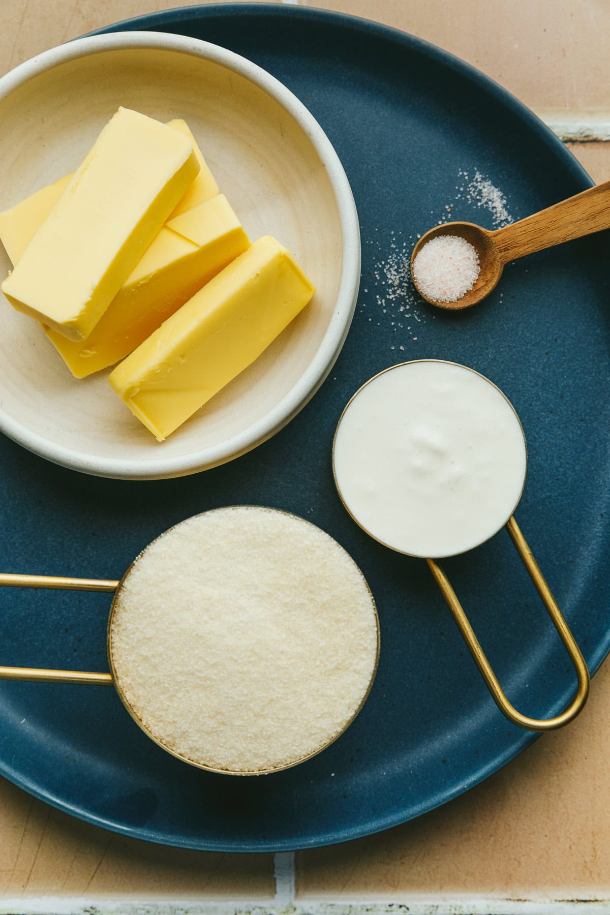 Ingredients for keto caramel sauce on a blue plate.