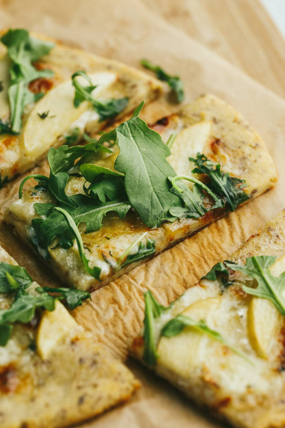 Low-carb flatbread with arugula and apple.